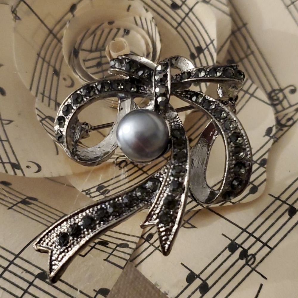 NEW Ribbon Pearl Brooch or Pendant for Necklace